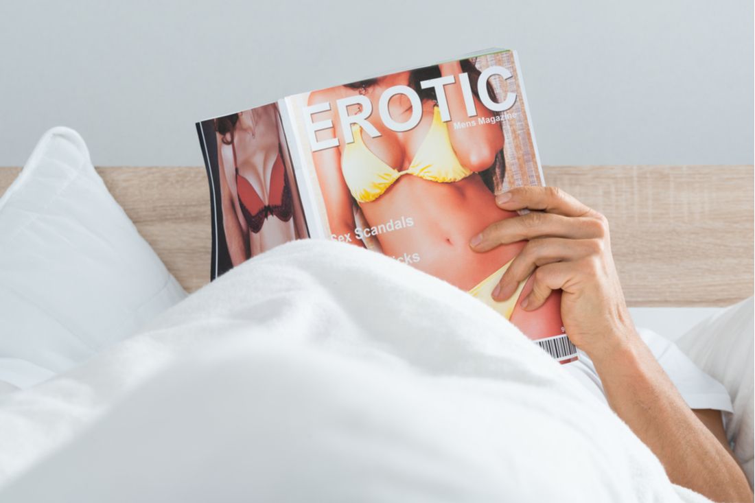 Ako sa urobiť sám - muž v posteli s erotickým časopisom v ruke